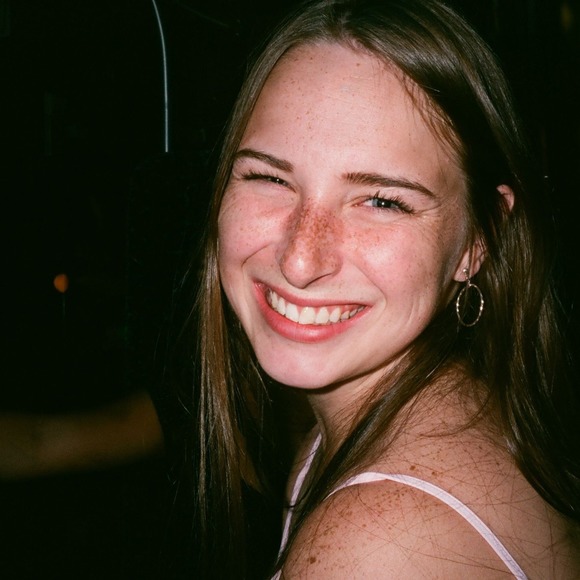 Meet your Posher, Kayla - Picture 1 of 1